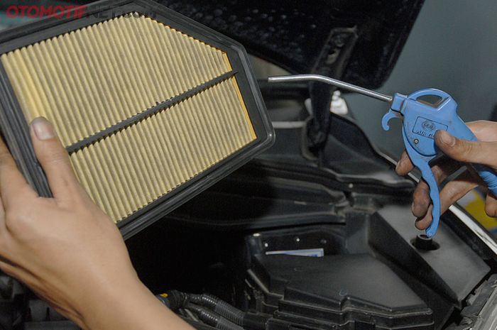 Ilustrasi membersihkan filter udara mobil