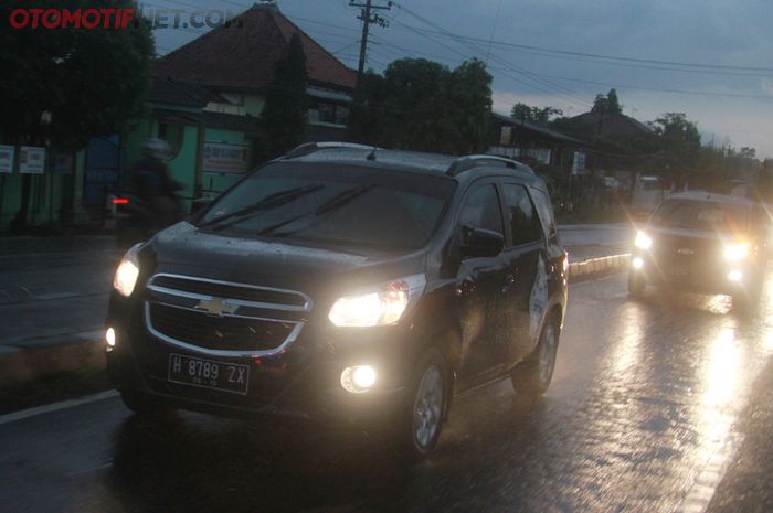 Chevrolet Spin dengan front fog lamps yang menyala