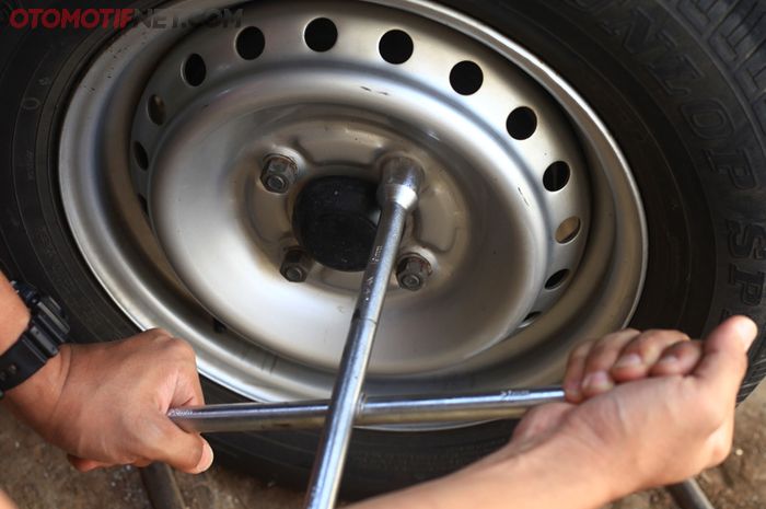 Beginilah cara mencegah mur roda mobil susah dibukanya (foto ilustrasi)