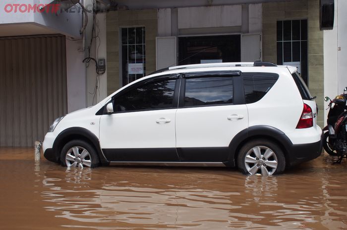 Mobil parkir terjebak banjir