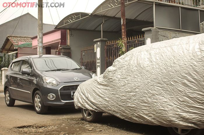 Mobil parkir tempat terbuka atau tanpa garasi