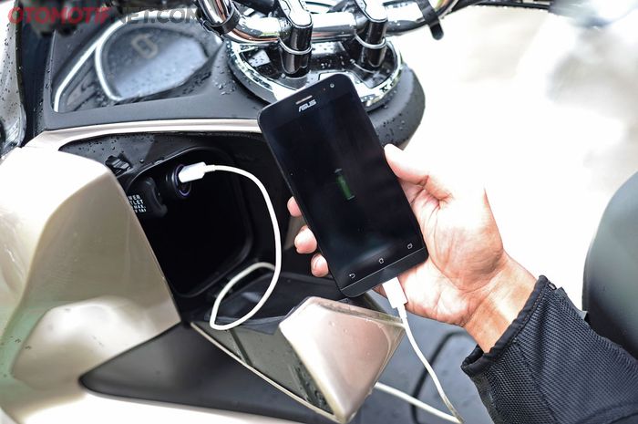 Laci Honda All New PCX 150 dilengkapi power outlet bisa untuk isi ulang baterai handphone
