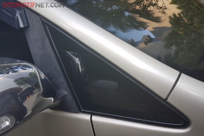 Quarter glass di mobil