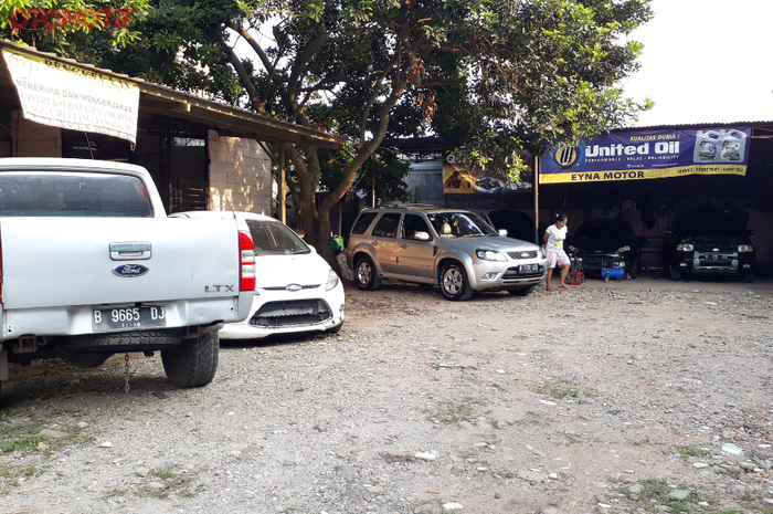 Suasana di Bengkel Eyna Motor, bengkel spesialis Ford di Tangerang Selatan