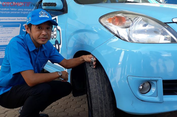 Yuichi Asaoka, Sales &amp; Marketing Director PT Bridgestone Tire Indonesia saat berada di stand Tire Sa