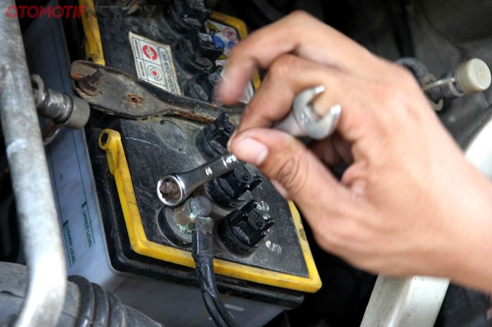 Aki Mobil Diganti Ampere Lebih Kecil, Potensi Meledak Tinggi - GridOto.com