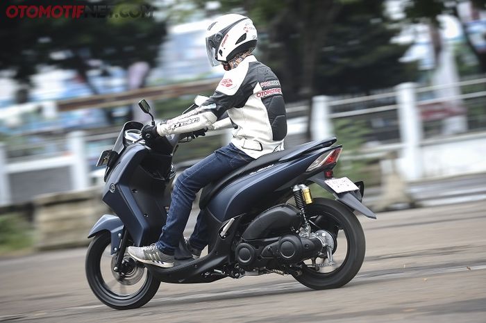 Ilustrasi. Pengendara motor matic dengan kaki selonjor, ahli  berikan penjelasan begini