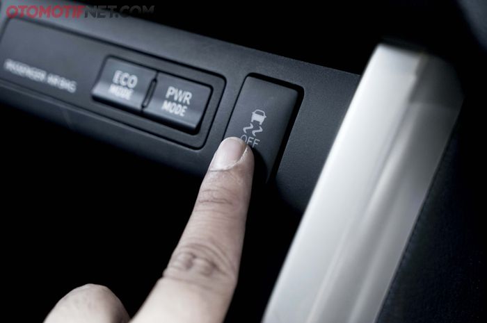 ILUSTRASI. Di beberapa mobil fitur traction control ini bisa dimatikan dengan menekan sebuah tombol