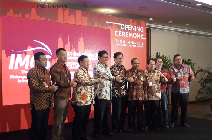 Airlangga Hartarto, Menteri Perindustrian Indonesia beserta petinggi Asosiasi Sepeda Motor Indonesia