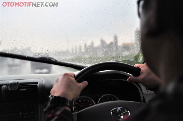 Ilustrasi mengendara musim hujan