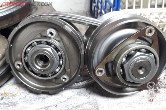 Transmisi Otomatis CVT yang Sedang Diperbaiki di Bengkel Worner Matic