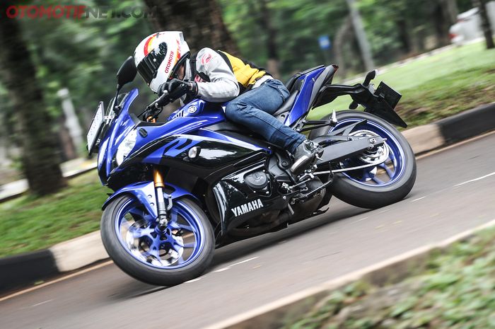 Test New Yamaha YZF-R25 jalan raya