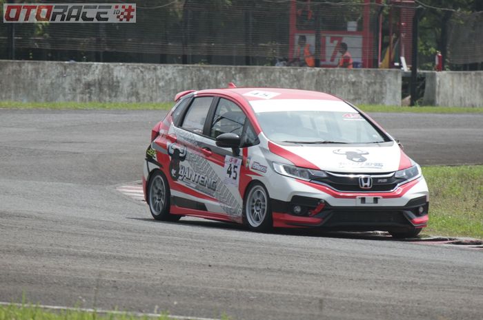 Zharfan Rahmadi dari Banteng Motorsport berhasil memenangkan seri pertama HJBSC (7/4)