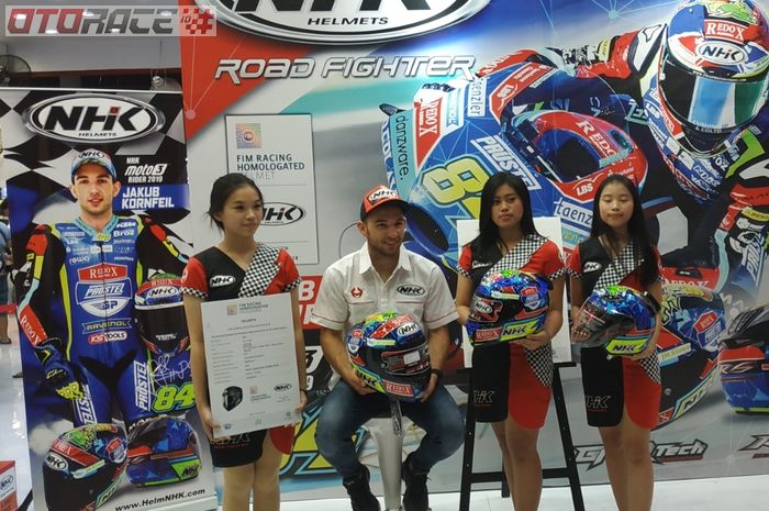 Jakub Kornfeil turut merilis helm NHK di Jakarta Fair 2019 (22/6) dengan grafis helm miliknya di balap Moto3