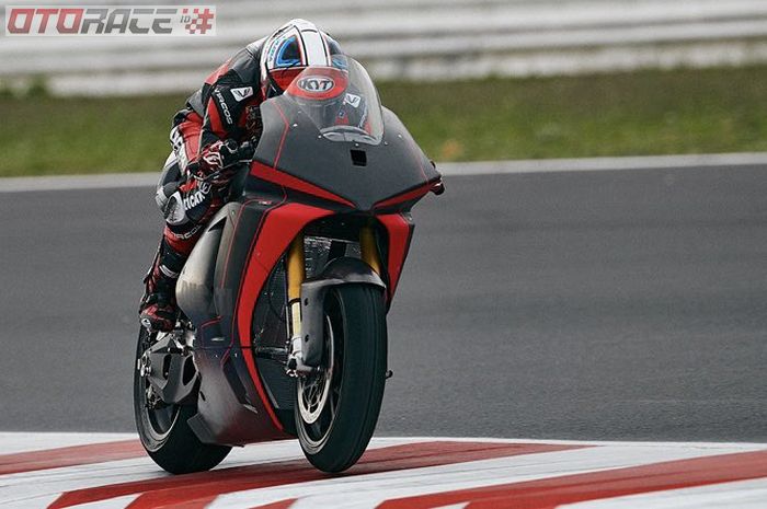 Michelle Pirro menjadi test rider pada saat uji coba pertama motor listrik bikinan Ducati untuk kompetisi balap MotoE