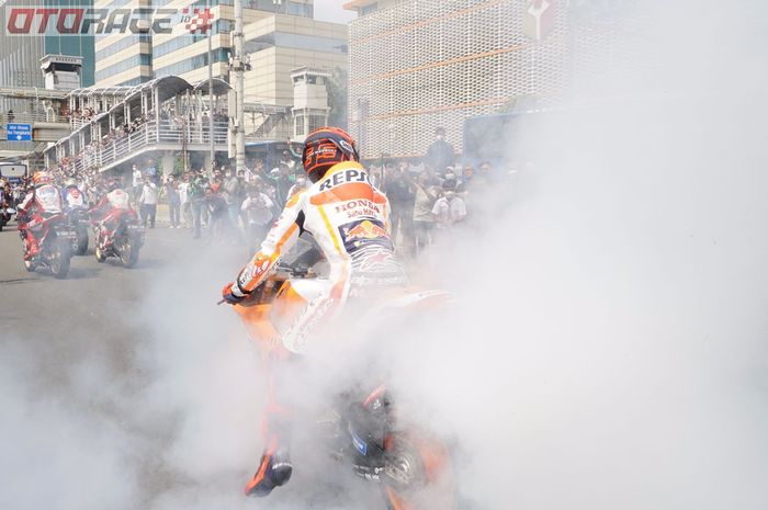 Marc Marquez melakukan aksi burn out di parade pembalap MotoGP di Jakarta (16/3)