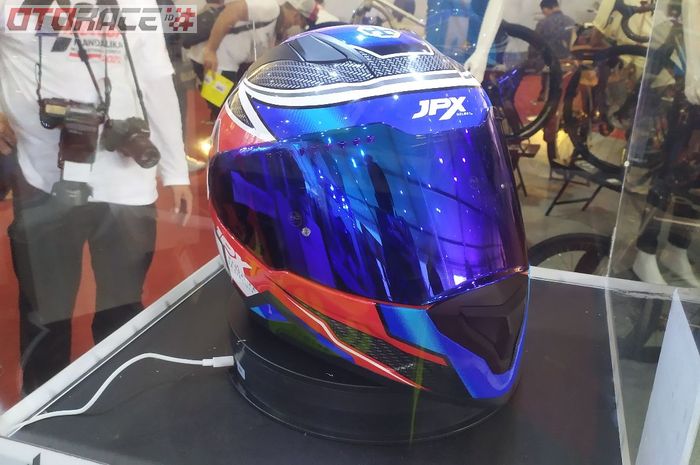 Helm dengan tipeJPX 819 Valkyrie yang jadi andalan full face bagi produk PT Jaya Plastik Mandiri. Siap menuju kancah MotoGP. 