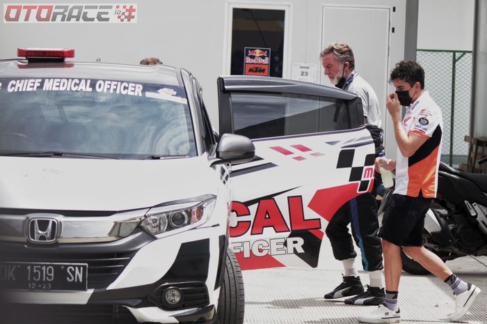 Marc Marquez saat dilarikan ke rumah sakit usai kecelakaan keras di MotoGP Mandalika. Setelah itu Honda selalu di bawah kesialan. 