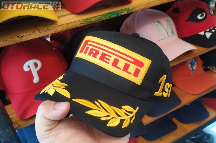 Topi Pirelli khas pemenang F1 yang merupakan replika asli merchandise Pirelli ada di Otobursa Tumplek Blek 2022. 