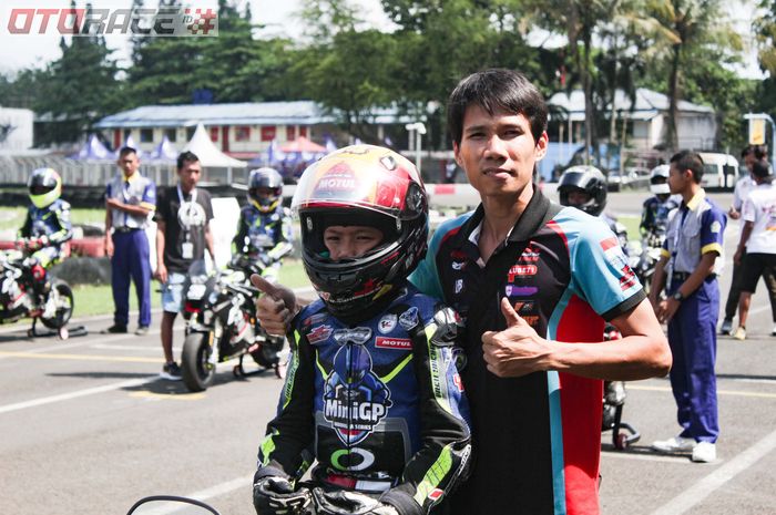 Ngo Nguyen Anh Tuan (kanan) ingin anaknya, Ngo Nguyen Viet Tuan menjadi pembalap MotoGP pertama di Vietnam, tak masalah ongkos balap yang sangat mahal. 