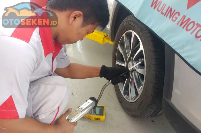 Alat canggih mengecek tekanan angin ban di bengkel resmi Wuling