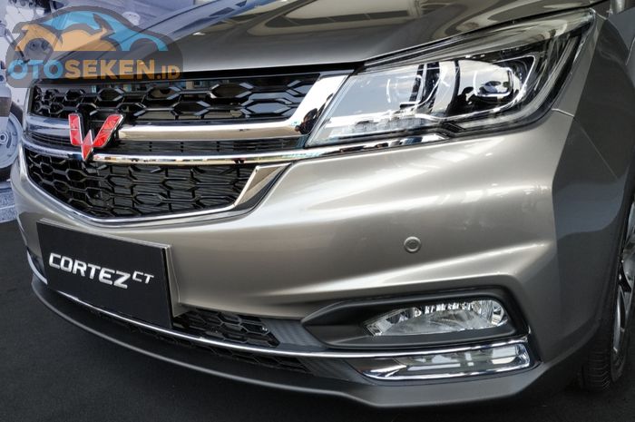 Hadir dengan gril yang berbeda, Cortez CT juga dilengkapi dengan lampu model proyektor yang bisa diatur dengan leveling Headlamp, foglamp, DRL LED, serta dua sensor parkir di bagian depan.