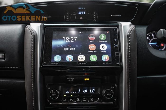 Ilustrasi head unit standar bawaan mobil