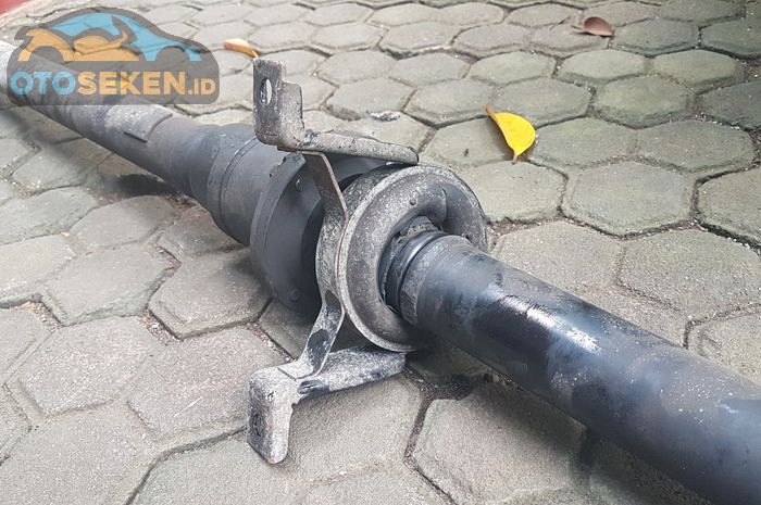 Center bearing atau gantungan kopel yang rusak