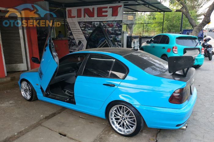 BMW dipasang pintu gunting