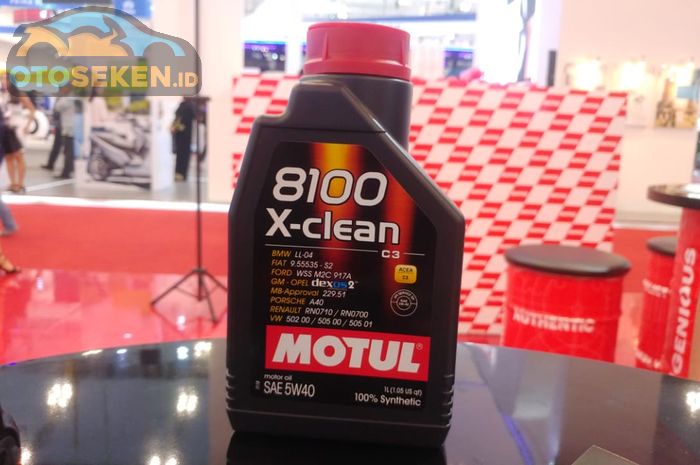 Oli MOTUL 8100 X-clean dengan kekentalan 5W40.