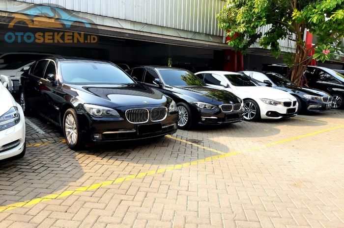 BMW bekas terpajang di showroom AutoHigh Bintaro.