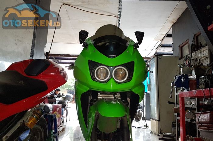 Tampang Kawasaki Ninja 250 karburator masih memikat sebagian bikers