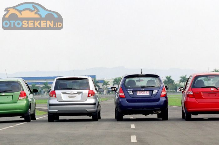 Komparasi 4 mobil hatchback Honda Jazz, Suzuki Aerio, Hyundai Getz, dan Chevrolet Aveo tahun 2004