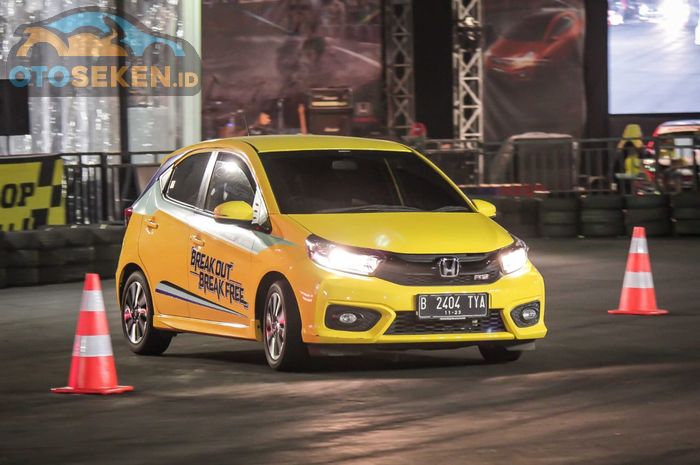 All New Honda Brio dipacu di lintasan slalom seri final Brio Saturday Night Challenge.