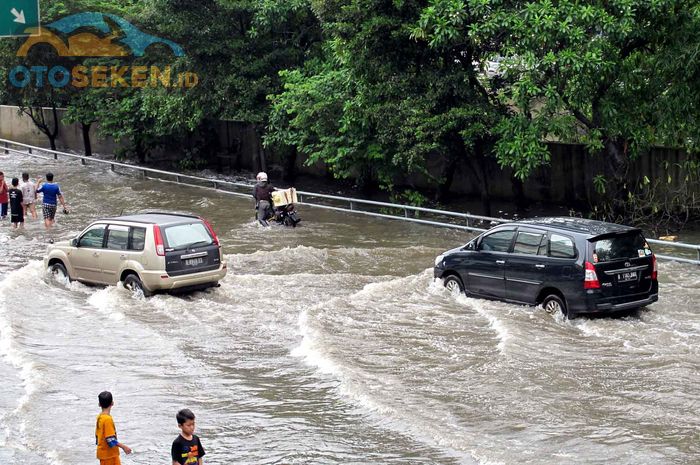 Ilustrasi mobil menerjang banjir                