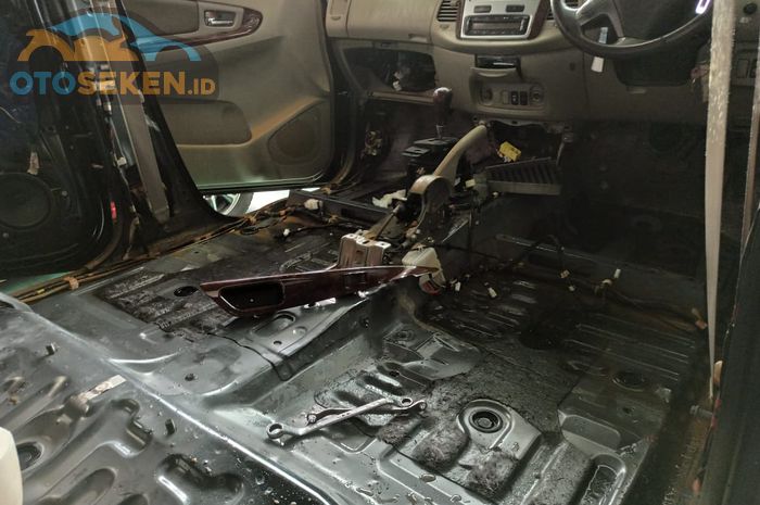 Perbaikan Toyota Kijang Innova di bengkel resmi  yang terdampak banjir