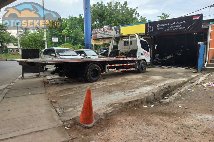 Mobil Derek Djak Towing