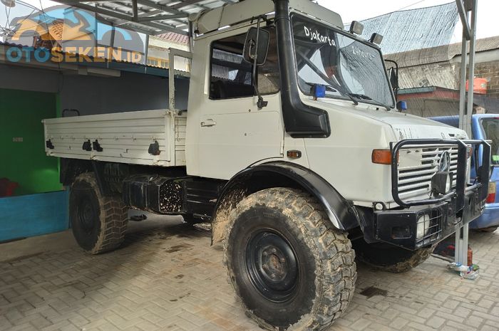 Truk Mercedes-Benz Unimog 1300