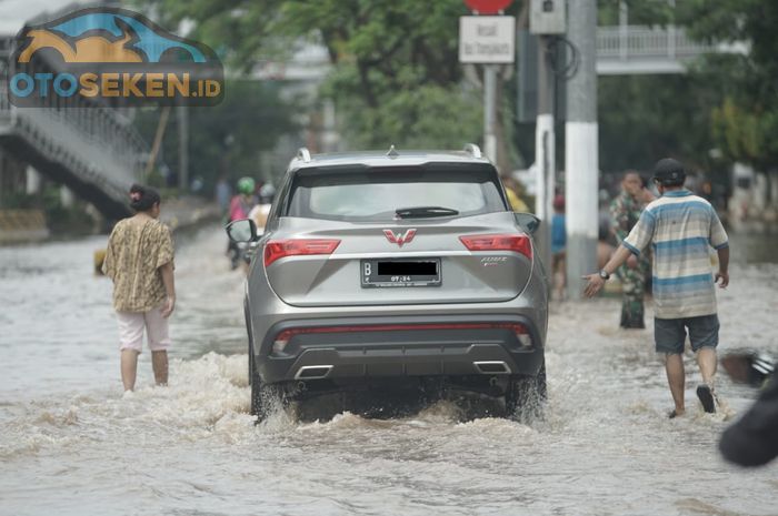 Ilustrasi Mobil Terjang Banjir