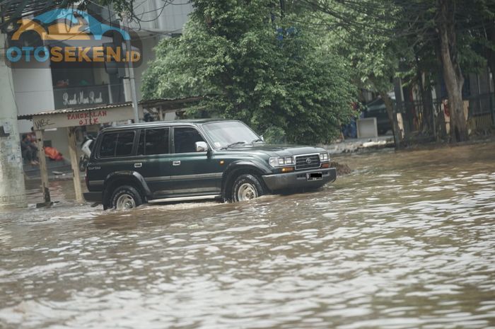 Ilustrasi Mobil melewati banjir
