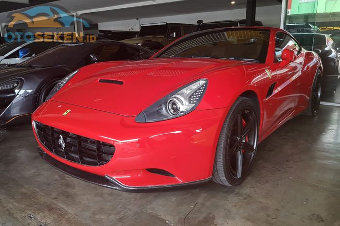 Ferrari California tahun 2010 di showroom Metro Cars Premium