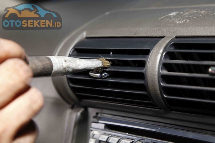 Ilustrasi membersihkan kisi-kisi AC mobil