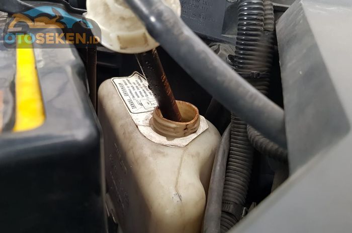 Ilustrasi Tabung Reservoir Radiator Mobil