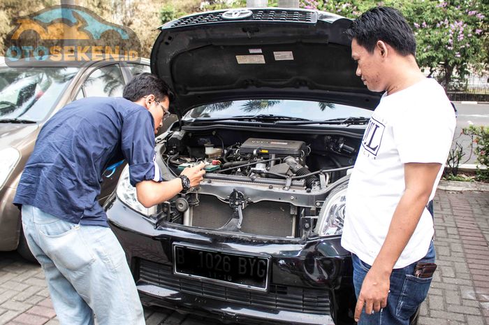 Ilustrasi pengecekan kondisi mobil bekas oleh pembeli