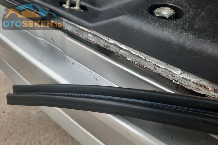 Pelat besi yang keriting dan las titik rusak mengindikasikan mobil bekas tabrak