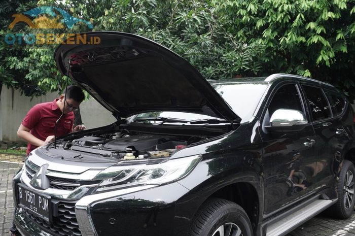 Ilustrasi cek kondisi mesin saat akan beli mobil bekas