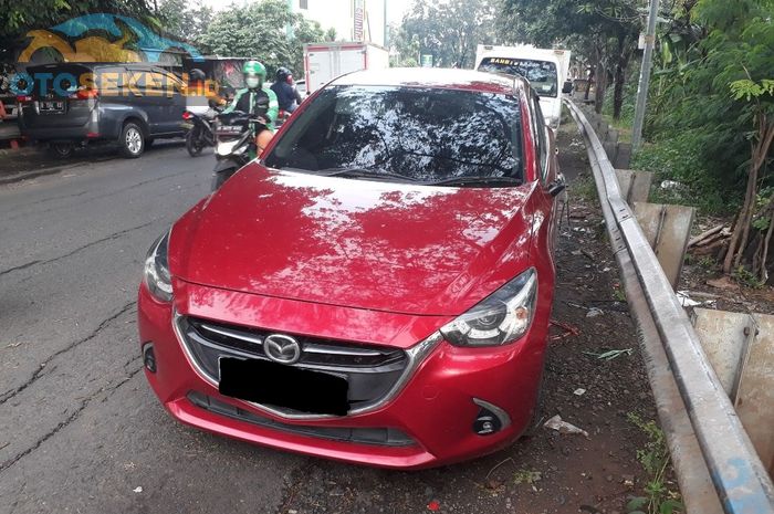 Mazda2 jadi korban pencurian spion saat banjir