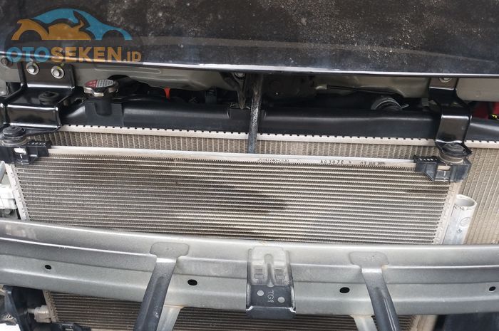 Kondensor AC berada di depan radiator