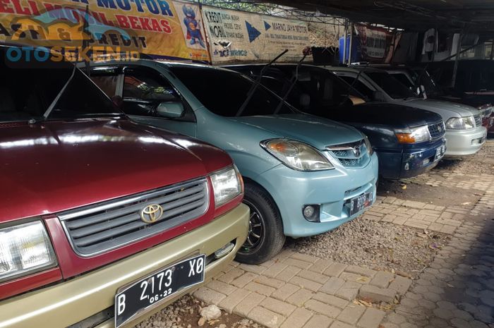 Kumpulan Toyota Kijang di showroom Marno Jaya Motor