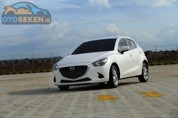 Mazda2 V MT 2015